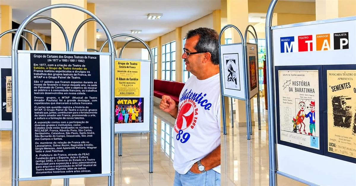 A memória do teatro amador com exposição de cartazes históricos
