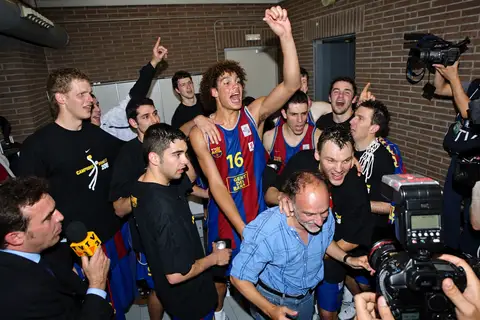 Varejão comemora ao lado de jogadores e integrantes do Barcelona.