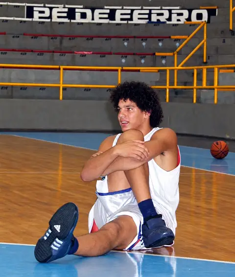 Anderson Varejão alonga na quadra em Franca.