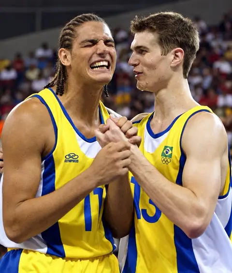 Anderson Varejão e Tiago Splitter com a camisa da Seleção Brasileira.
